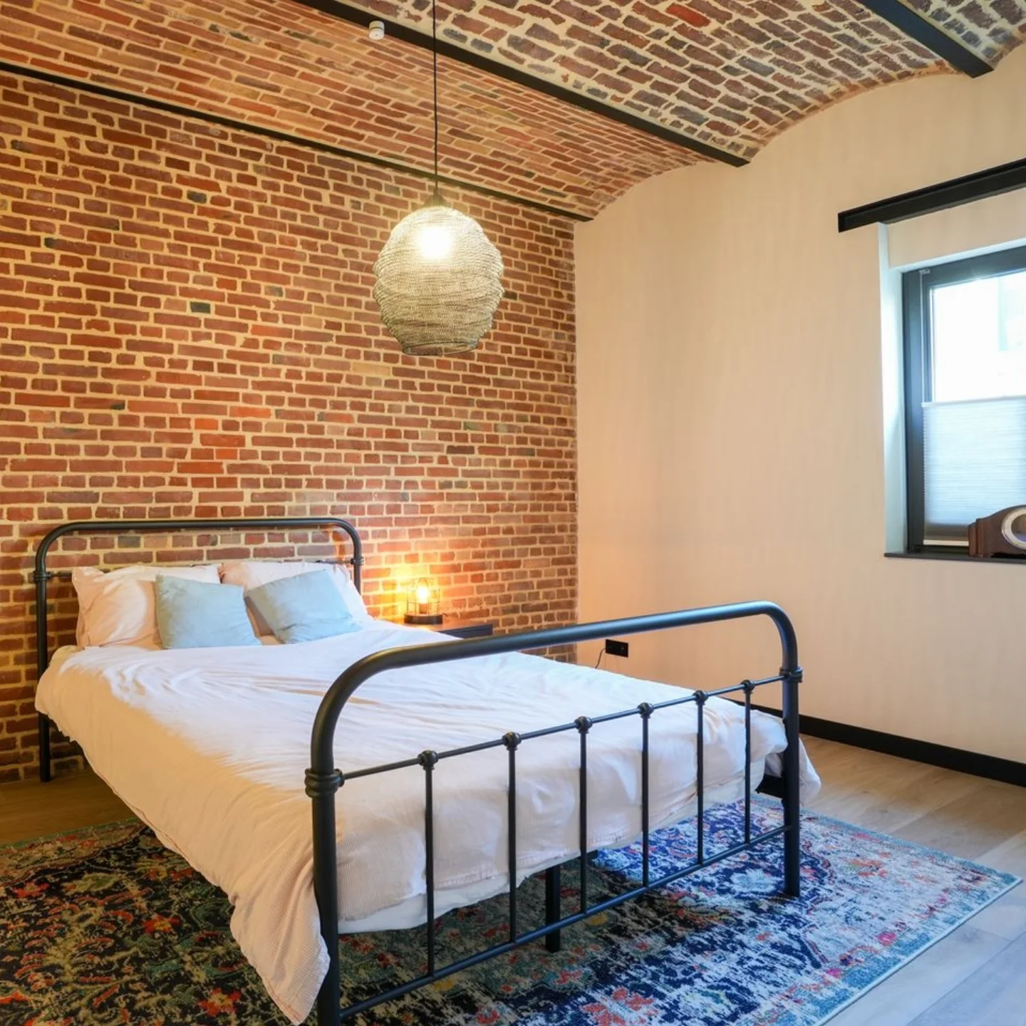 Voor dit project hebben wij de bakstenen gewelven en muren gestraald en voorzien van nieuwe voegen in créme, de ijzeren spanten meegestraald en afgewerkt in matzwart. Op de verdieping hebben wij de eiken balken mogen stralen.
Het geheel is nu bijzonder smaakvol met de oude elementen mooi zichtbaar.