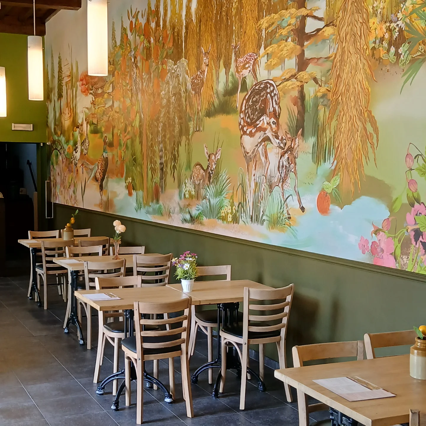 Voor de nieuwe rondleiding in Kasteel Aldenbiesen hebben wij de bruine stoelen en tafelbladen van het voormalig restaurant gedeelte gestraald en daarna naturel afgewerkt. Een mooi tweede leven voor deze oerdegelijke en charmante meubelstukken.