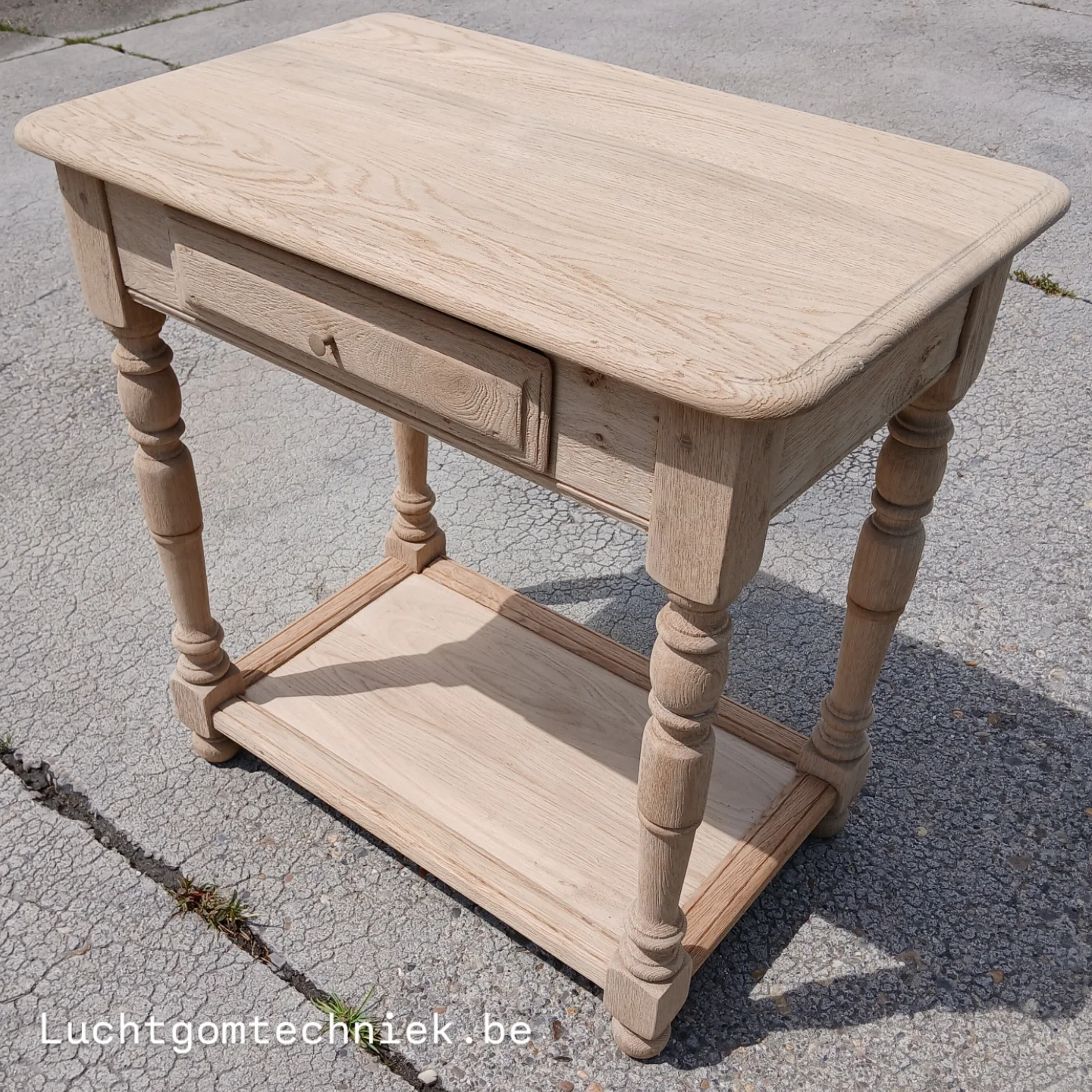 Houten bijzettafeltje gered door luchtgommen