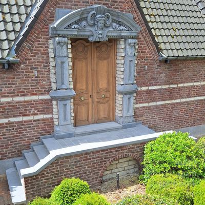 Blauwsteen en houten deuren, As